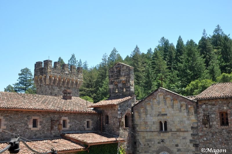 Castello Di Amorosa: каменные башни и черепичные крыши среди сосен